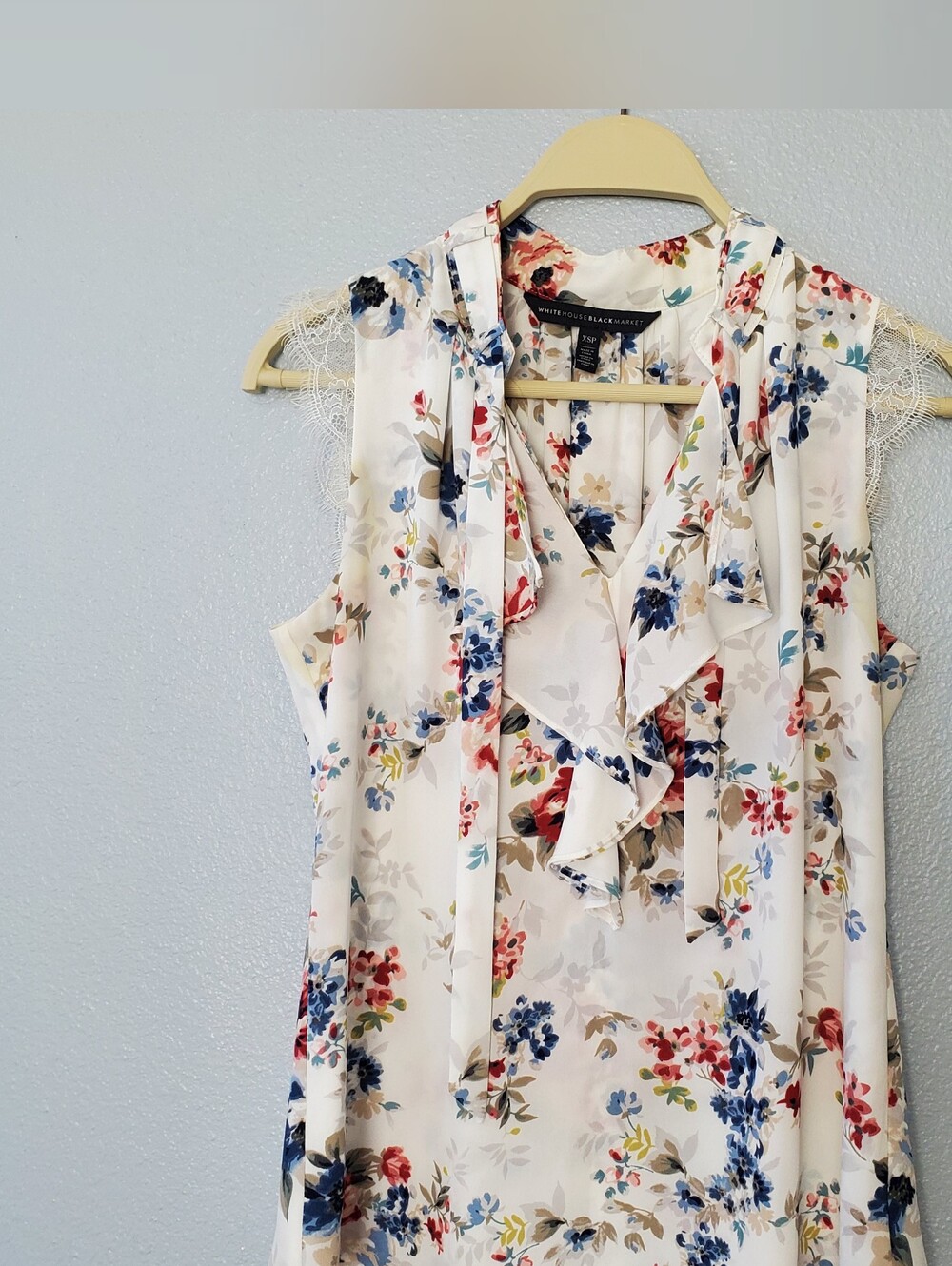 White House Black Market White Floral Ruffle V-Neck Sleeveless Blouse